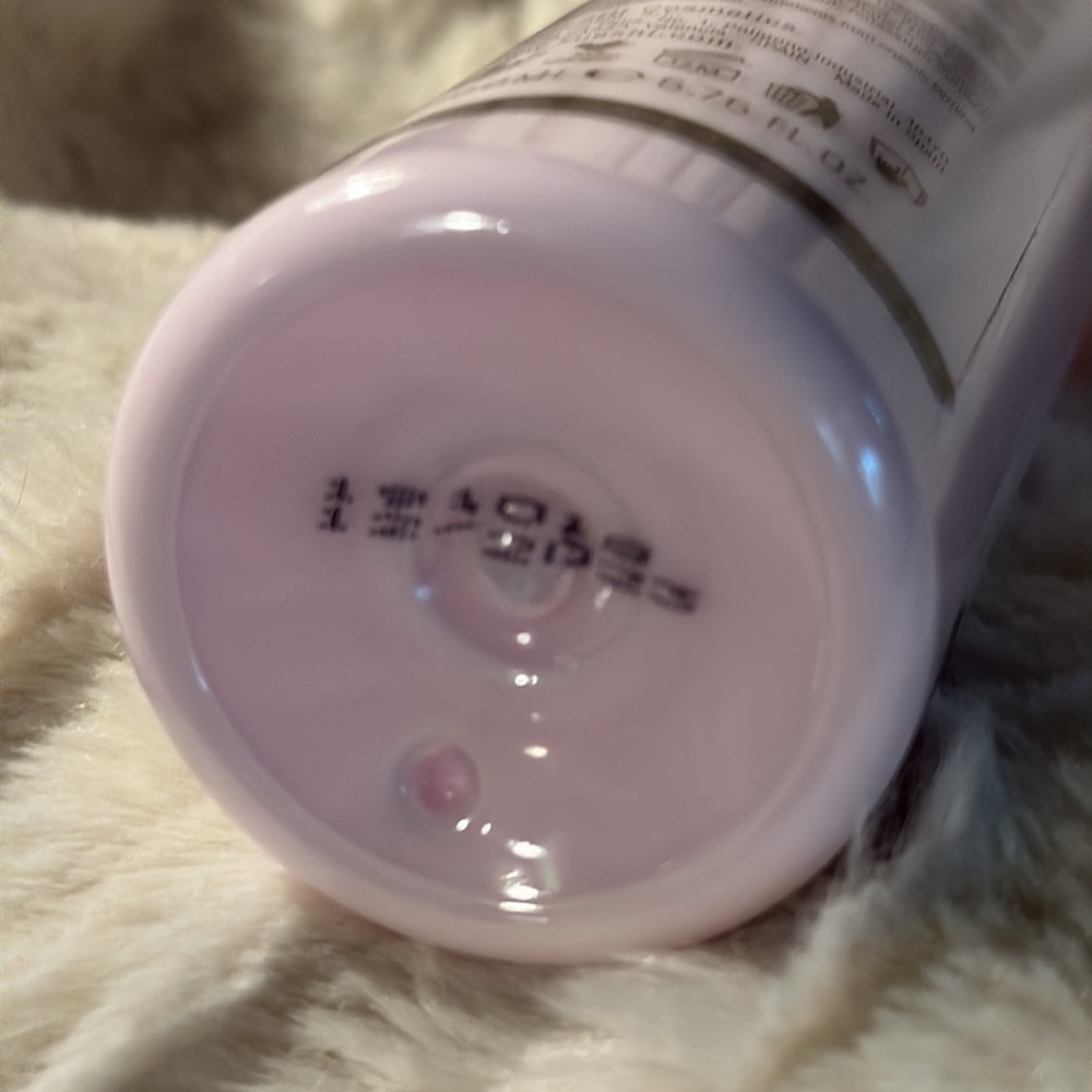 Kueshi Naturals Strawberry Body Milk 200ml - Picture 5 of 5